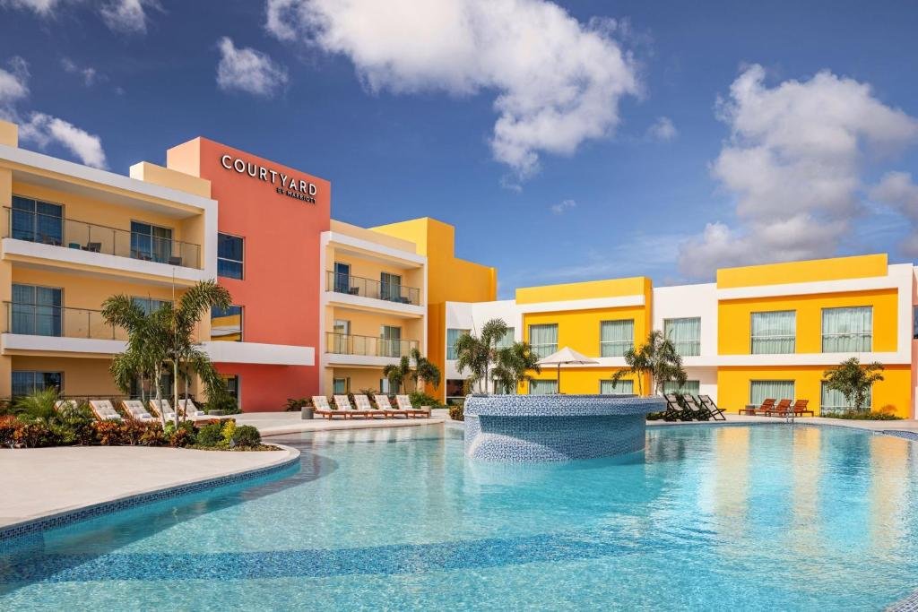 Hotels in Curacao Courtyard