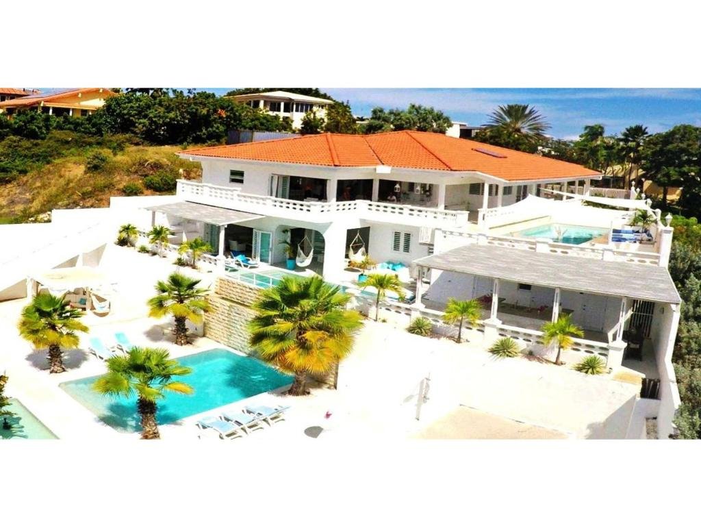 Hotels in Curacao Dom Perignon